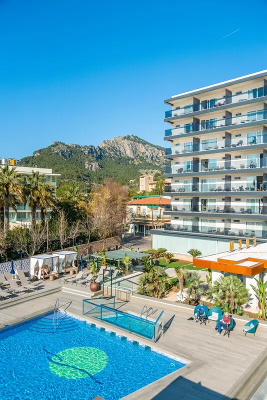 Vue aérienne d'un complexe hôtelier avec piscine et végétation luxuriante.
