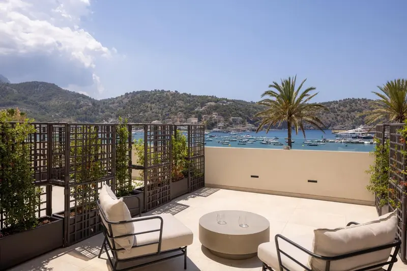 Terrasse aménagée avec mobilier d'extérieur et vue sur une baie.