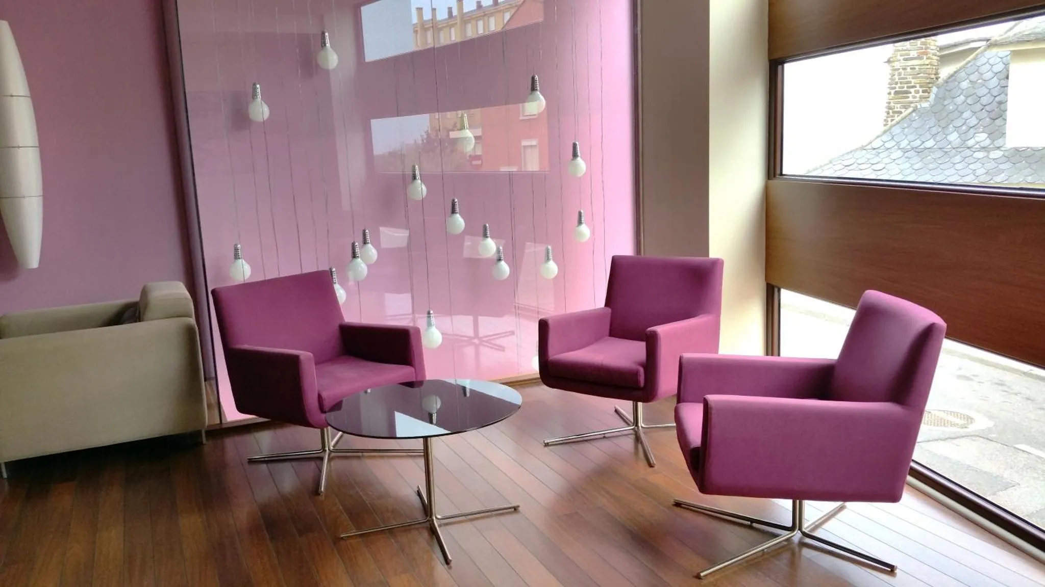 Un espace de détente avec des fauteuils et une table basse.