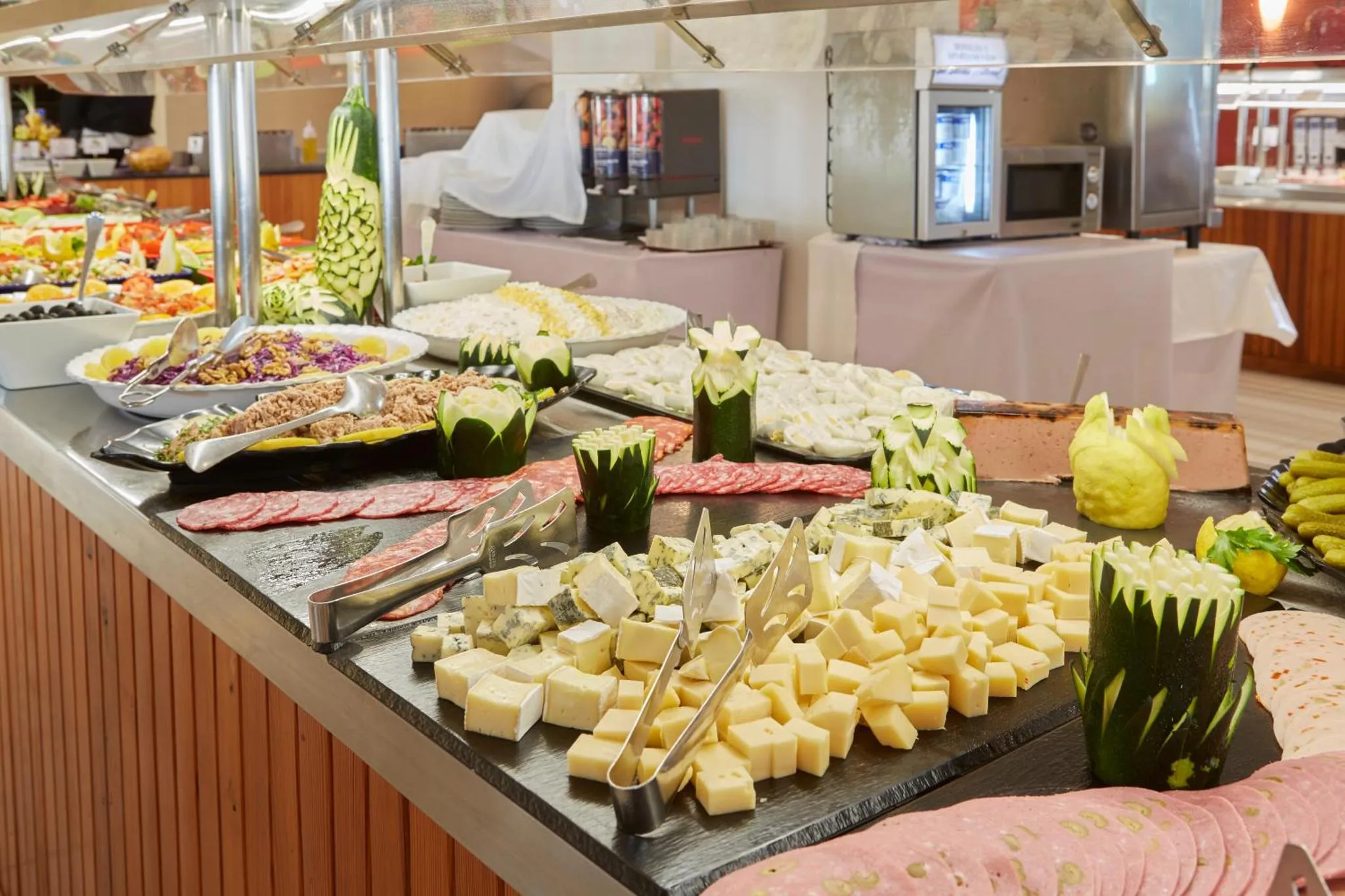 Un buffet propose une grande variété de plats froids et de salades.