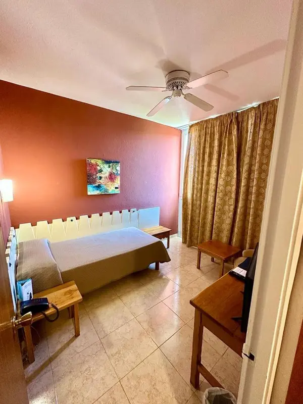 Une chambre avec un lit et une table de chevet.