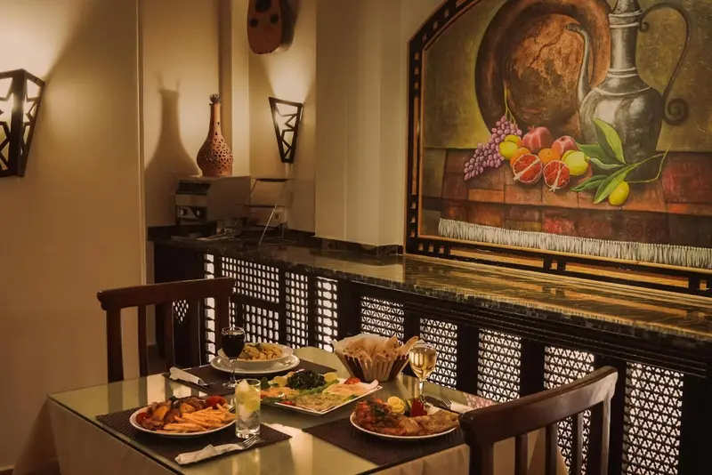Une table est dressée avec des plats et des boissons dans une salle à manger.