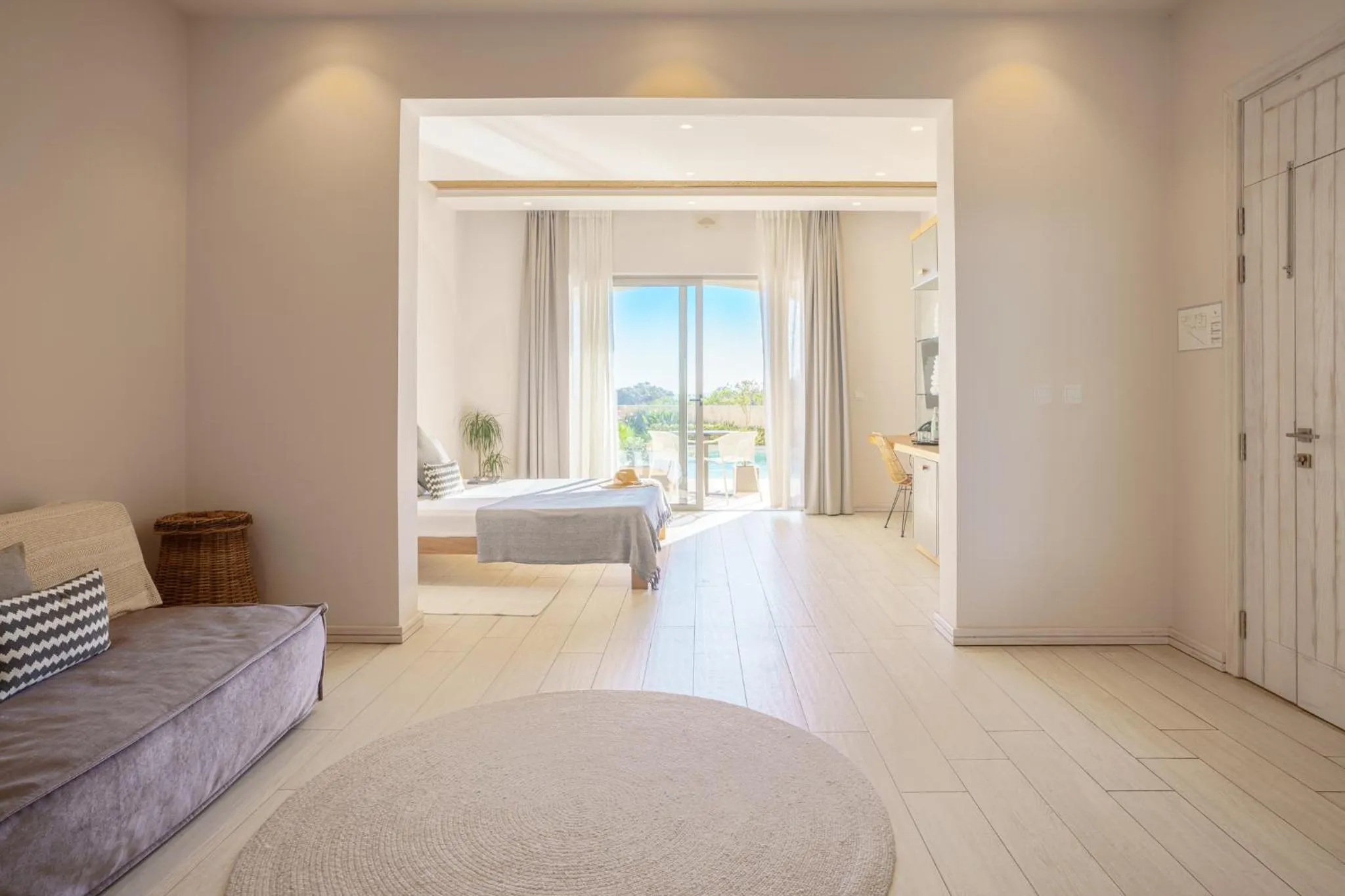 Espace de vie lumineux avec vue sur la mer.