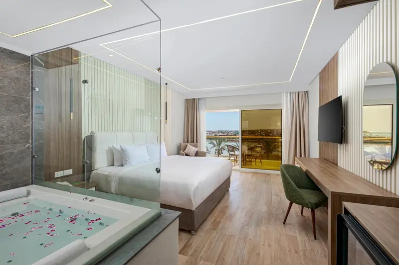 Une chambre lumineuse avec un grand lit et un accès à une terrasse.