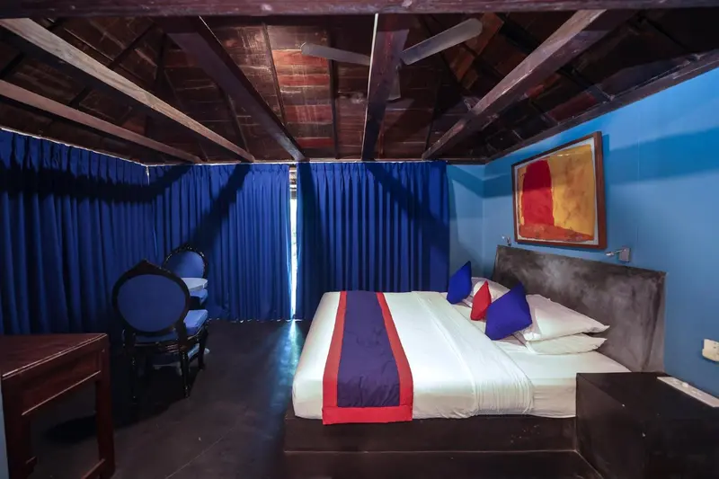 Une chambre avec un lit et un coin salon.