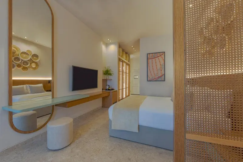 Une chambre lumineuse avec un lit et un espace détente.