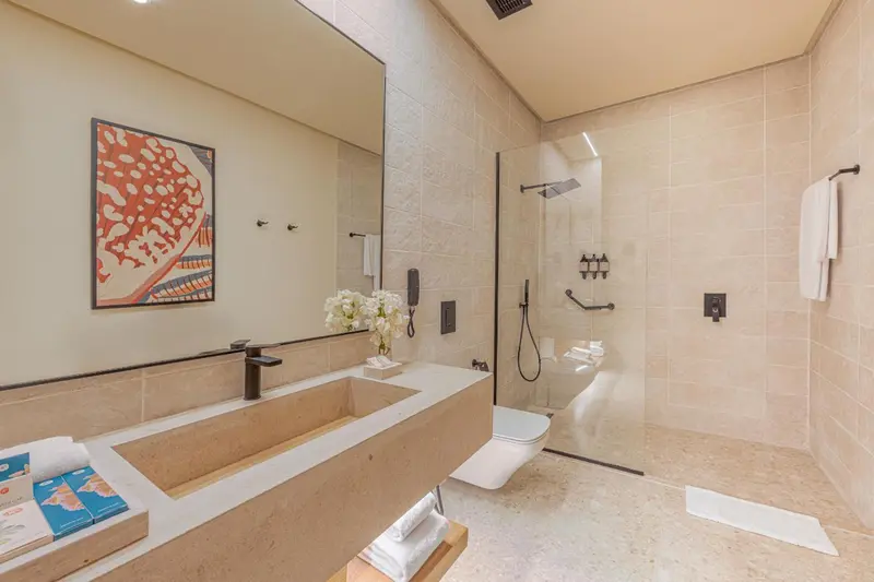 Une salle de bain moderne avec douche à l'italienne et lavabo intégré.