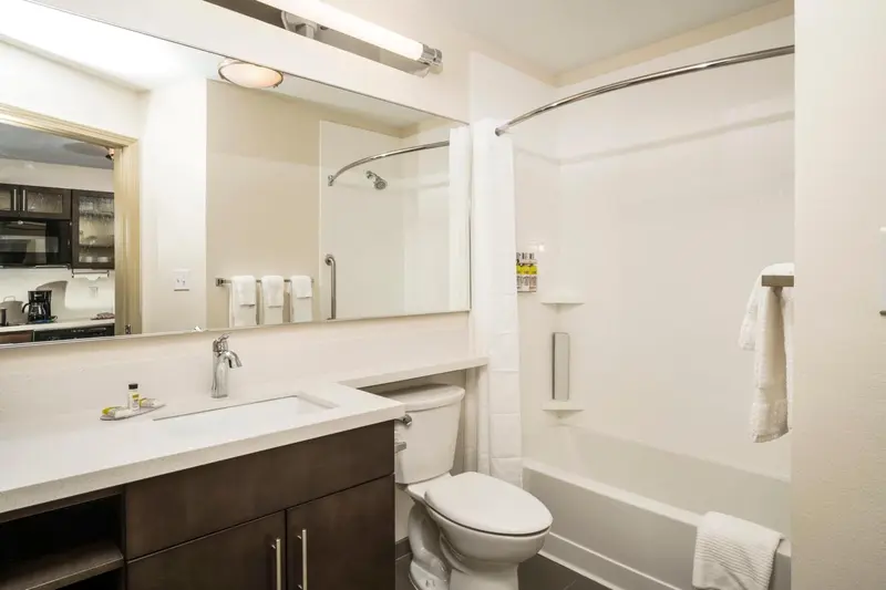 Une salle de bain claire avec douche et baignoire.