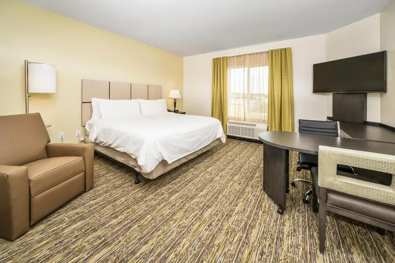 Une chambre d'hôtel lumineuse avec un lit double et un espace de travail.