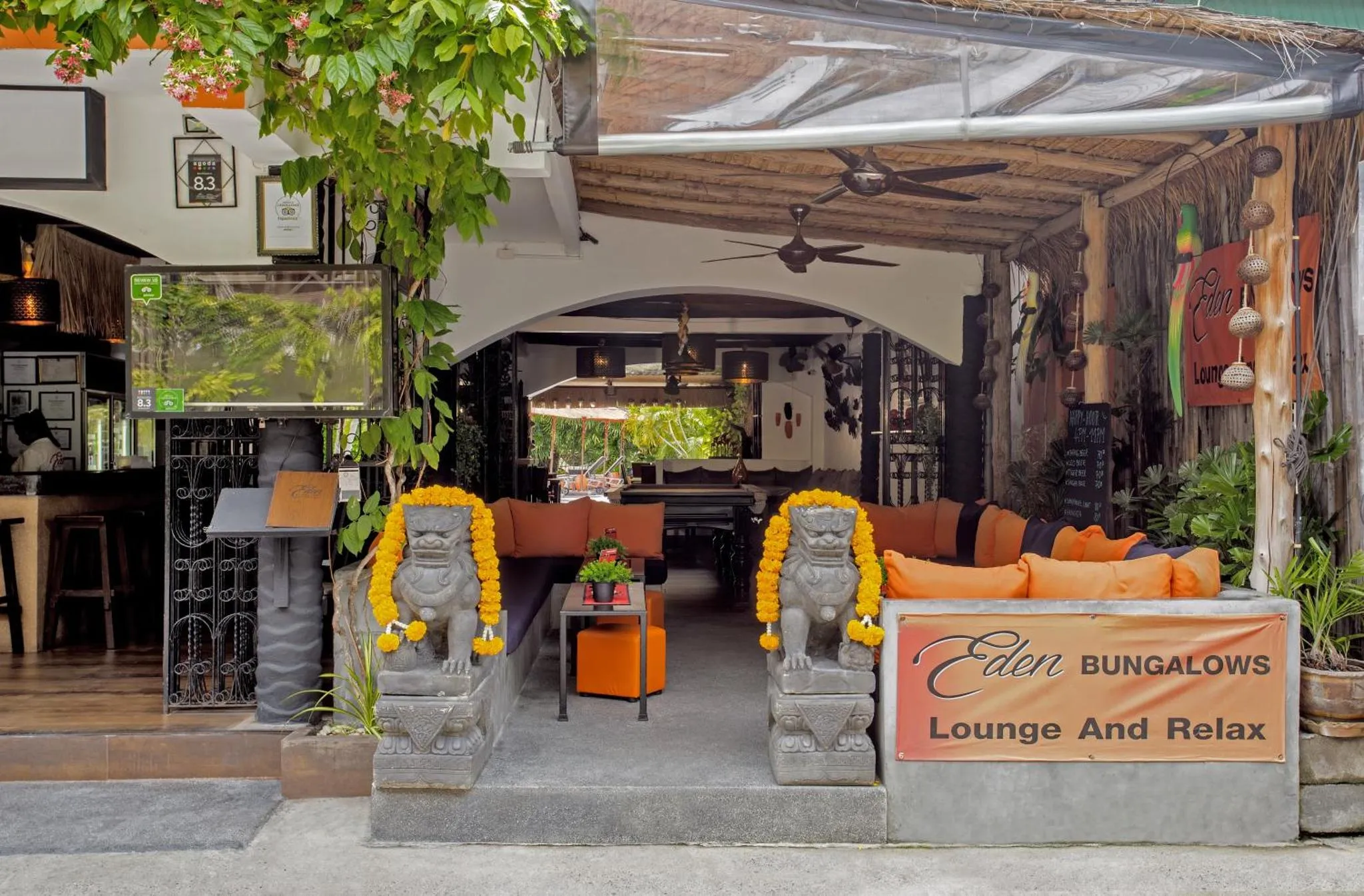 Espace de détente extérieur avec statues et mobilier coloré.