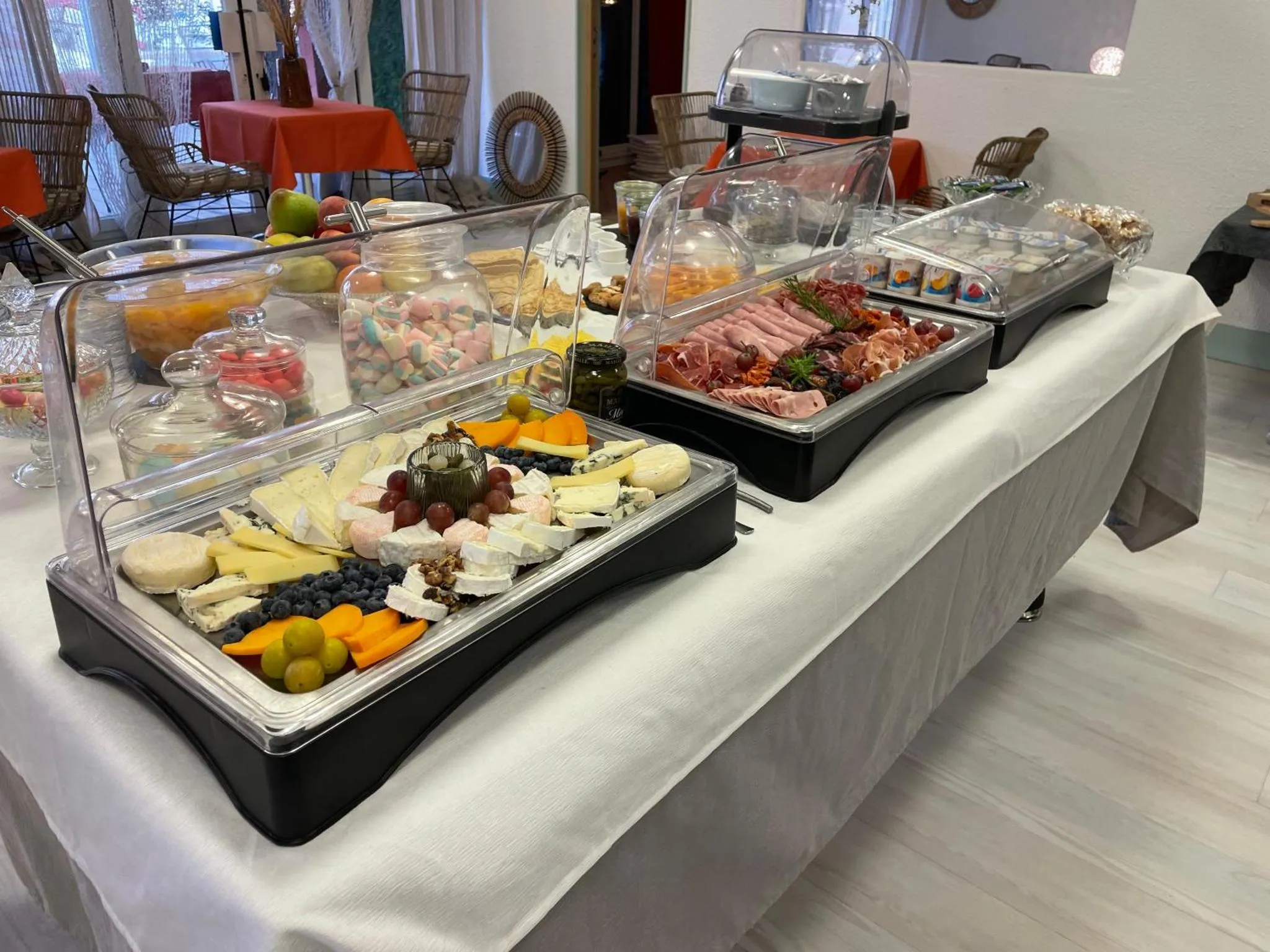 Un buffet propose une variété de plats et de pâtisseries.