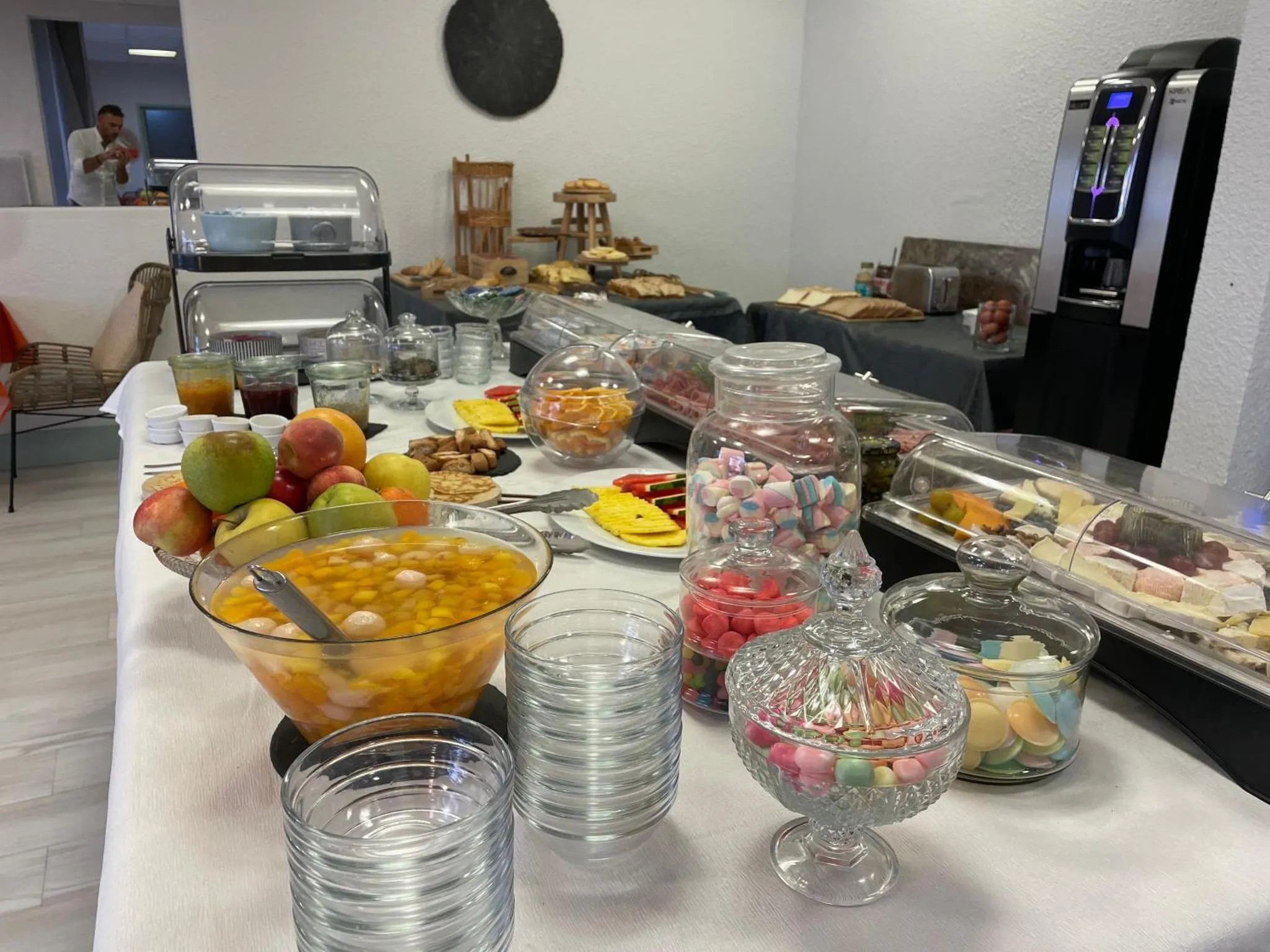 Un buffet propose une variété de pâtisseries, de fruits et de boissons.