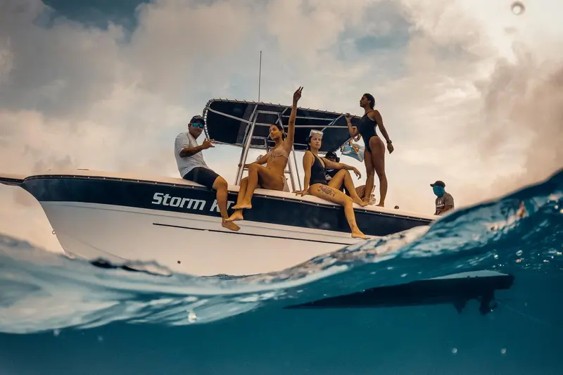Un groupe de personnes se détend sur un bateau en mer.