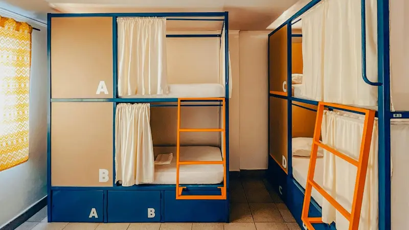 Lits superposés dans un dortoir aux couleurs vives.