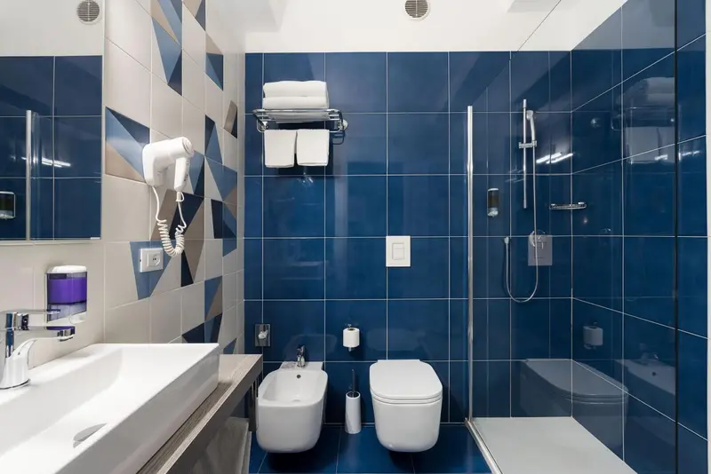 Une salle de bain moderne avec douche à l'italienne et lavabo.