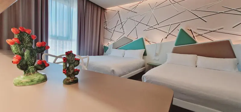 Une chambre lumineuse avec deux lits simples et une décoration moderne.