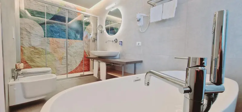 Une salle de bain moderne avec baignoire et douche à l'italienne.