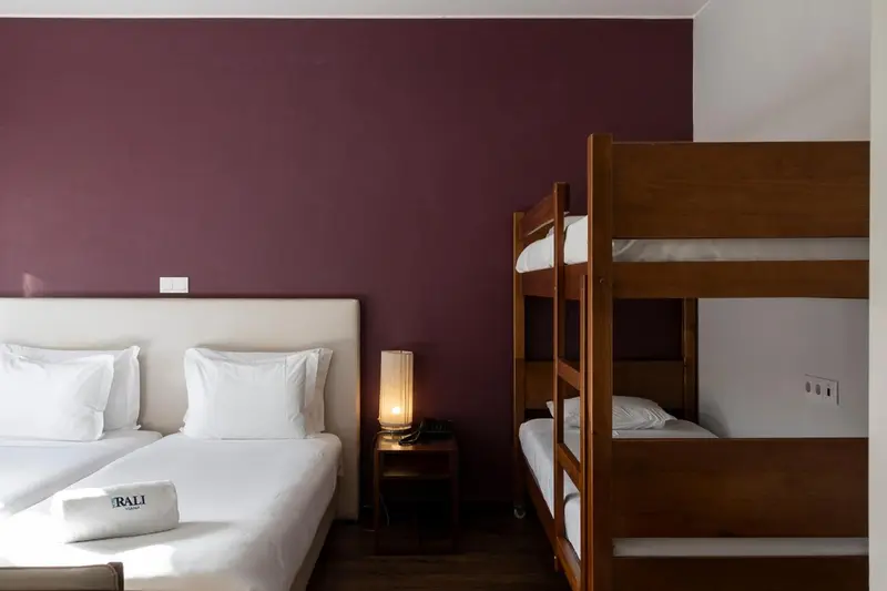 Une chambre avec des lits superposés et un lit double.