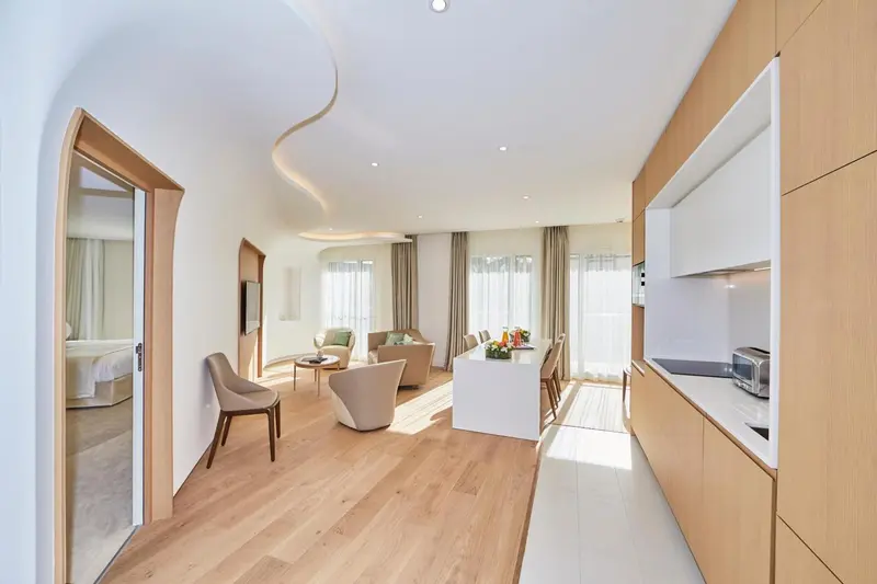 Espace de vie lumineux avec cuisine ouverte et canapés.