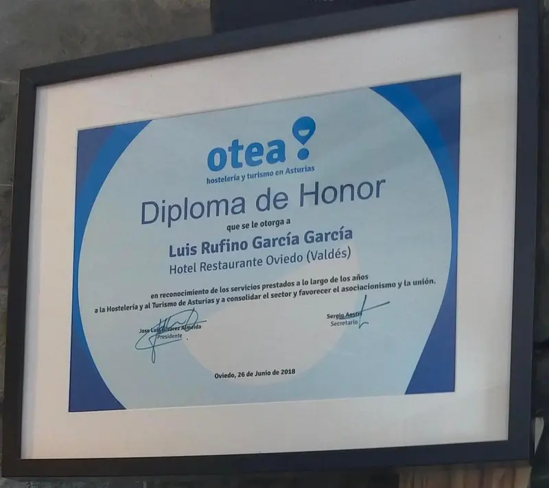 Diplôme encadré avec texte et logo.