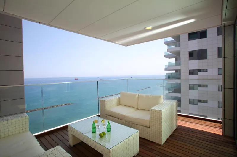Terrasse avec salon et vue sur la mer.