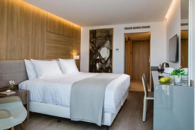 Une chambre moderne avec un grand lit et un bureau.