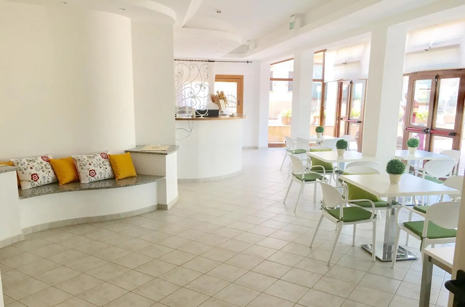 Espace lumineux avec banquettes intégrées et tables de repas.