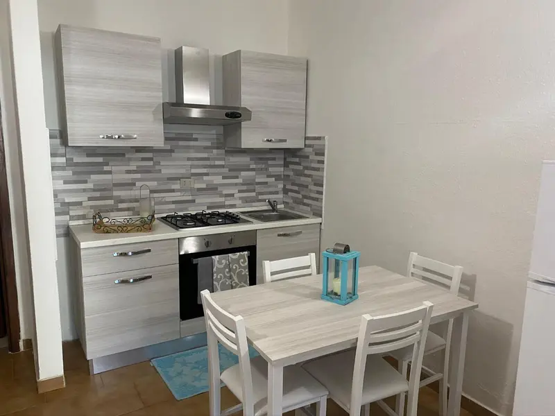 Une cuisine moderne avec une table et des chaises.