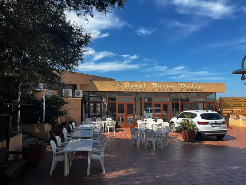 Façade d'un bâtiment avec une terrasse et des tables.