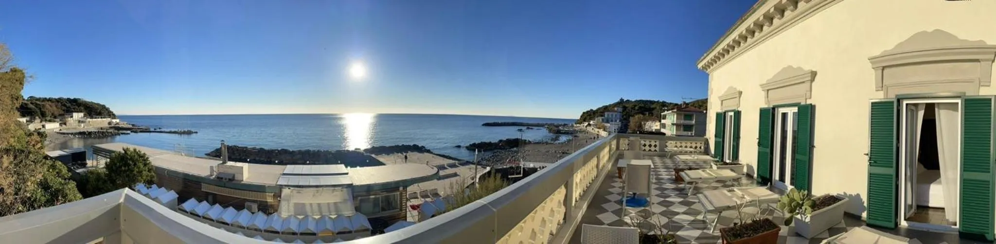 Vue panoramique sur la mer depuis une terrasse ensoleillée.