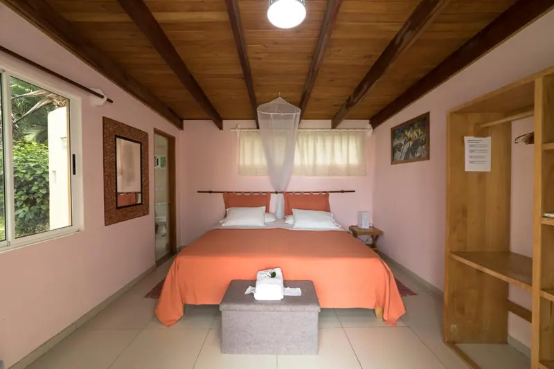 Une chambre à coucher lumineuse avec un lit double et une décoration colorée.