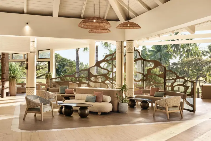 Espace de détente intérieur avec canapés et fauteuils confortables.