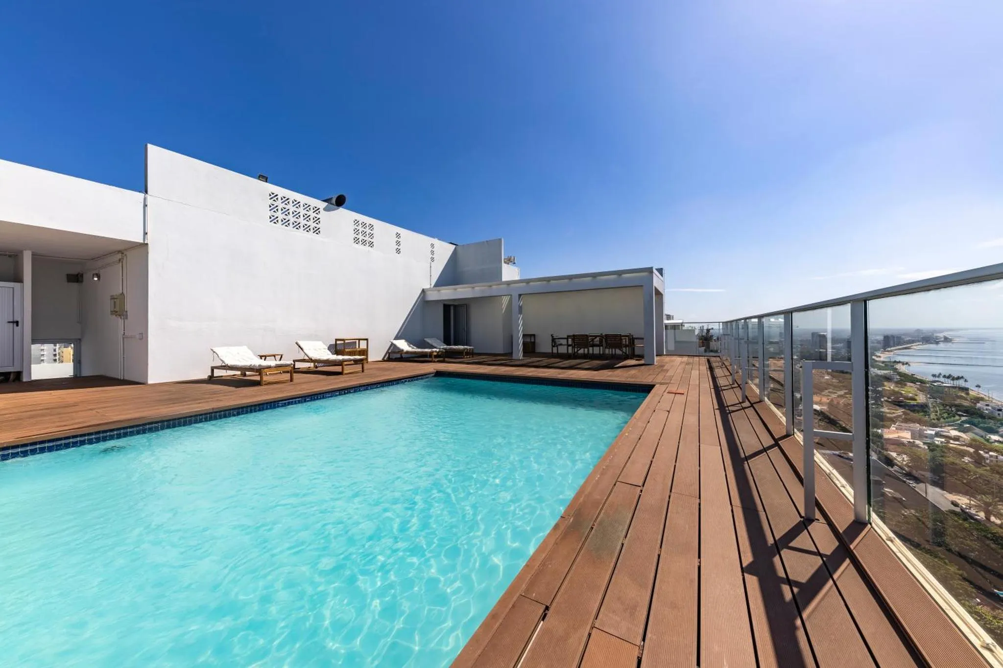 Terrasse avec piscine et vue sur la mer.