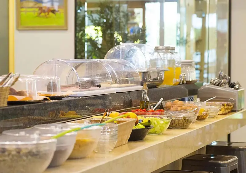 Un buffet propose une variété de plats et de fruits frais.