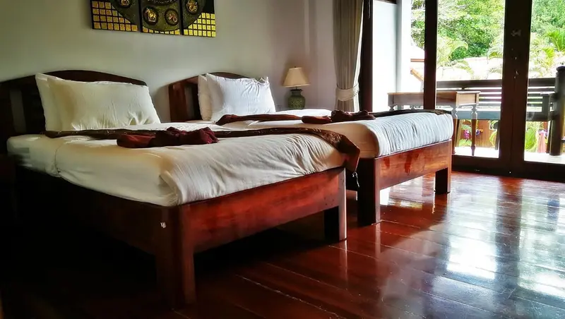 Une chambre avec deux lits simples et une vue sur l'extérieur.
