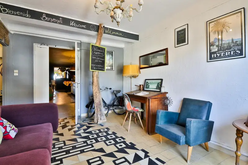 Un hall d'accueil lumineux avec un comptoir et des fauteuils.