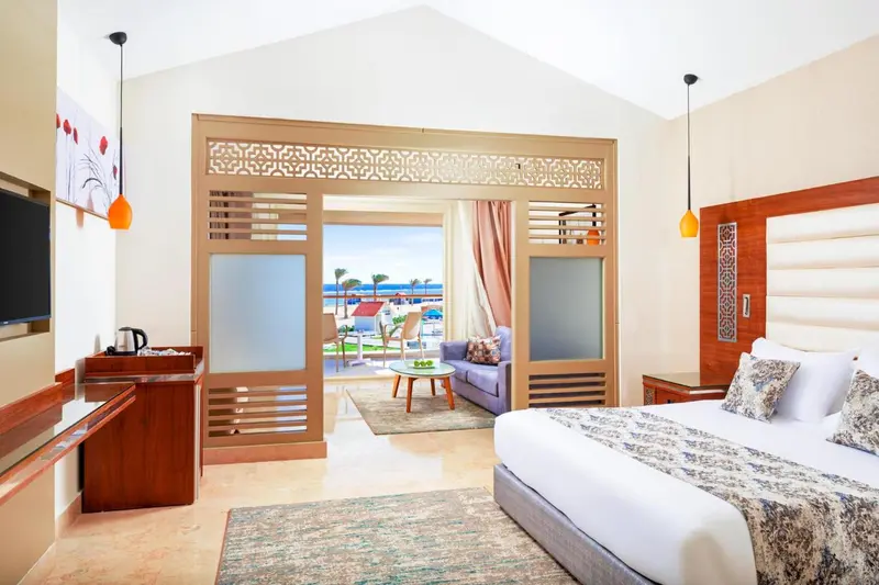 Une chambre lumineuse s'ouvre sur une vue sur la mer.