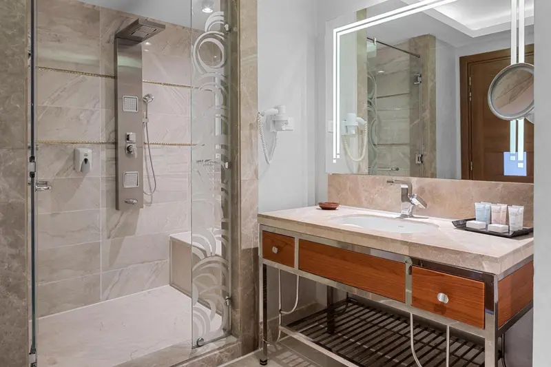 Une salle de bain moderne avec douche à l'italienne et meuble vasque.
