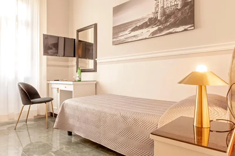 Une chambre lumineuse avec un lit simple et une décoration murale.
