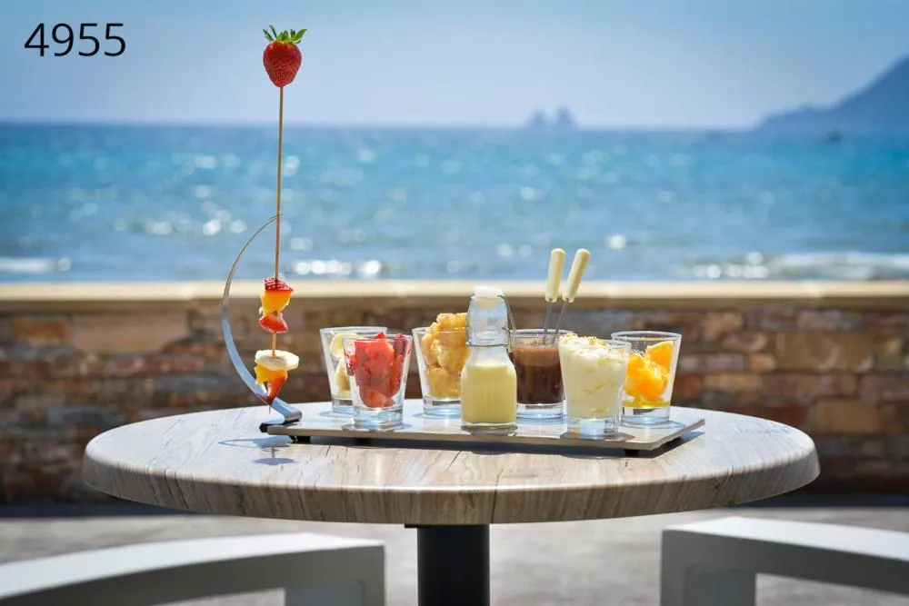 Assortiment de desserts frais présentés sur une table ronde en extérieur.