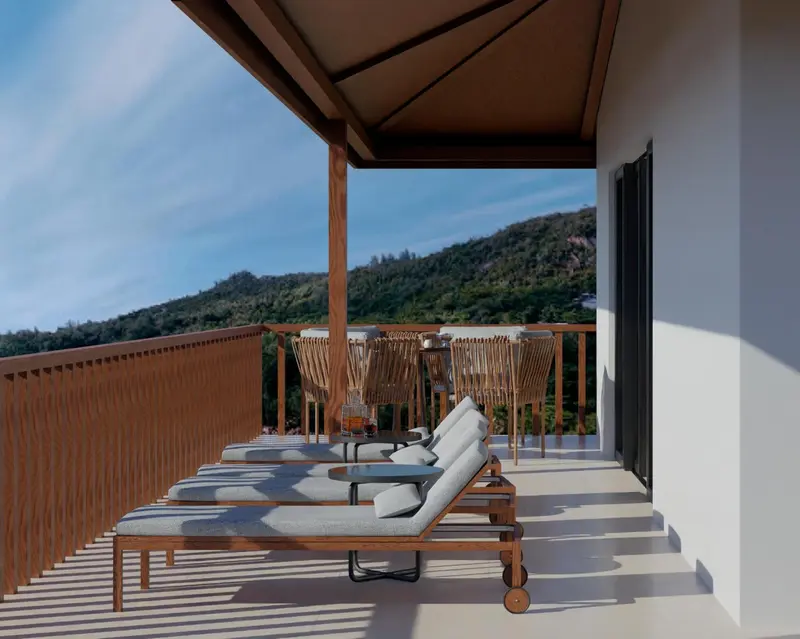 Transats et mobilier de jardin sur une terrasse avec vue sur une colline verdoyante.