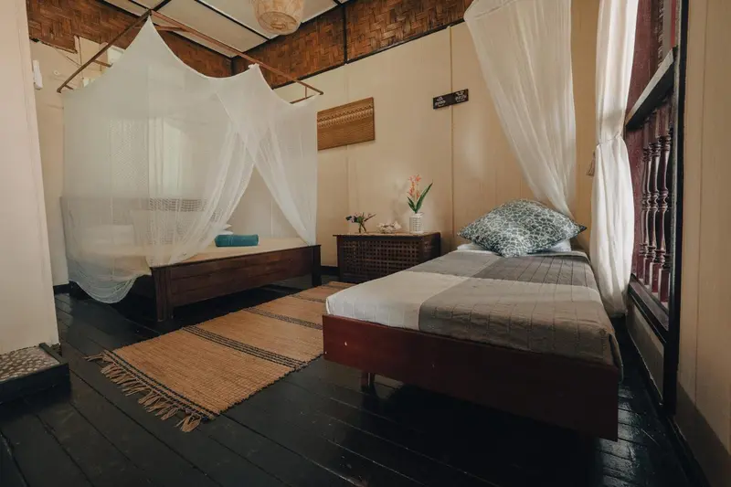 Une chambre avec deux lits simples et une décoration sobre.