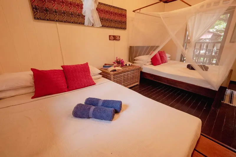 Une chambre lumineuse avec deux lits simples et une décoration florale.