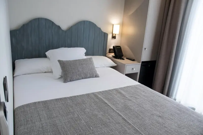 Une chambre avec un lit simple et une table de chevet.