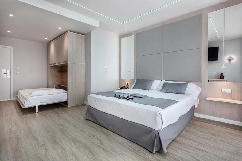 Une chambre moderne avec deux lits et un espace de rangement.