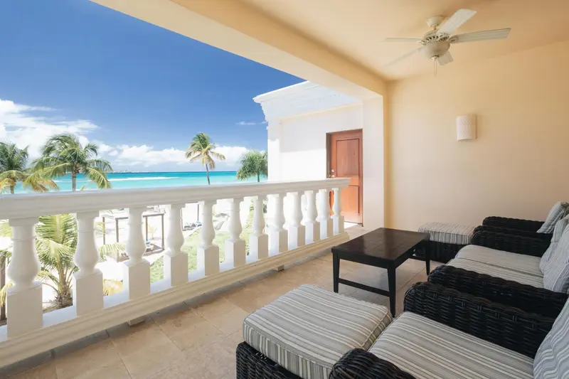 Terrasse avec mobilier d'extérieur et vue sur la mer.
