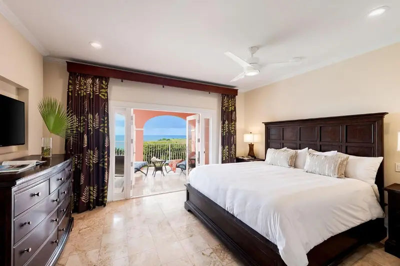 Une chambre spacieuse avec un grand lit et une vue sur la mer.