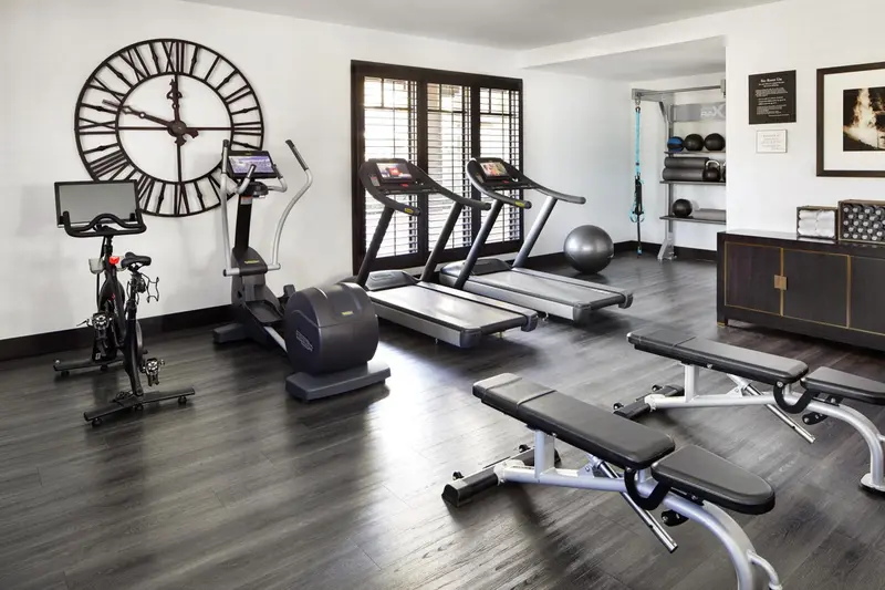 Une salle de sport lumineuse avec divers équipements de fitness.