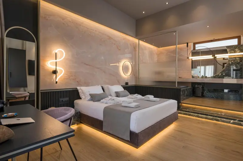Une chambre moderne avec un grand lit et un éclairage d'ambiance.