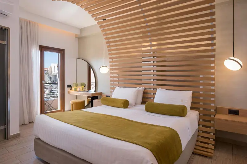 Une chambre lumineuse avec un grand lit et une décoration moderne.